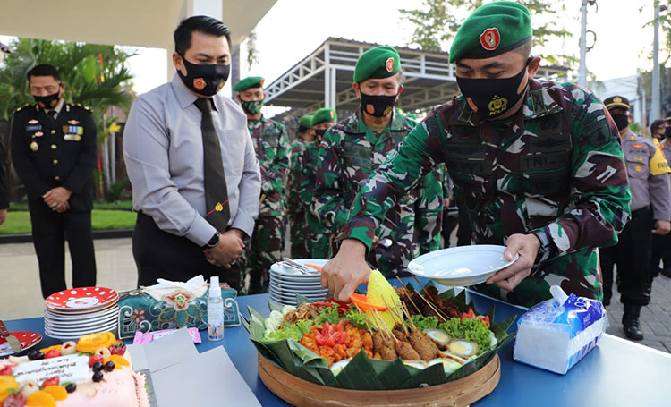 Tampak Danrem 082/CPYJ Kolonel Inf. Muhamad Dariyanto dan Dandim 0815 Mojokerto Letkol Inf. Dwi Mawan Sutanto, S.H., bersama anggotanya saat memberikan surprise kepada Kapolres Mojokerto, AKBP Dony Alexander.