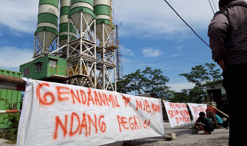 PT. MJB yang ditutup warga. (foto: Muji Harjita/ BANGSAONLINE)
