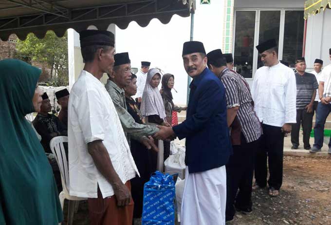 Suasana safari Ramadhan yang diselingi pemberian bantuan. (foto: ist)