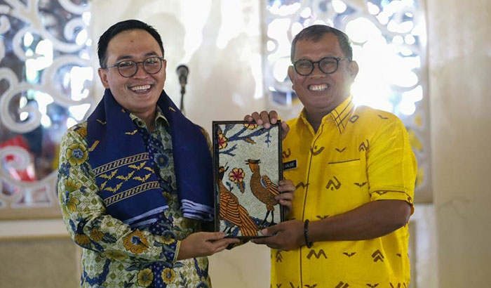 Bupati Pamekasan, Baddrut Tamam, saat menerima kunjungan Wakil Bupati Soppeng, Lutfi Halide.