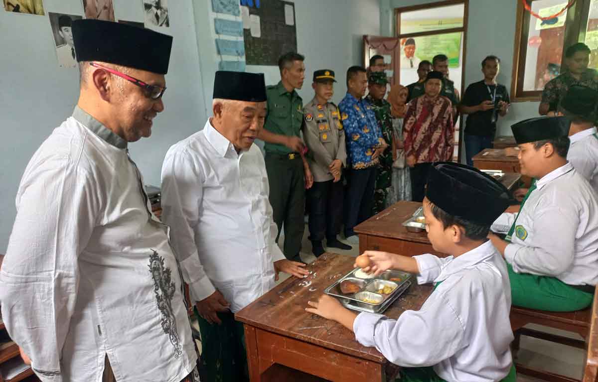 Foto ilustrasi Menteri Haji dan Umrah bersama Prof Dr KH Asep Saifuddin Chalim, MA, meninjau program Makan Bergizi Gratis (MBG). Foto: bangsaonline