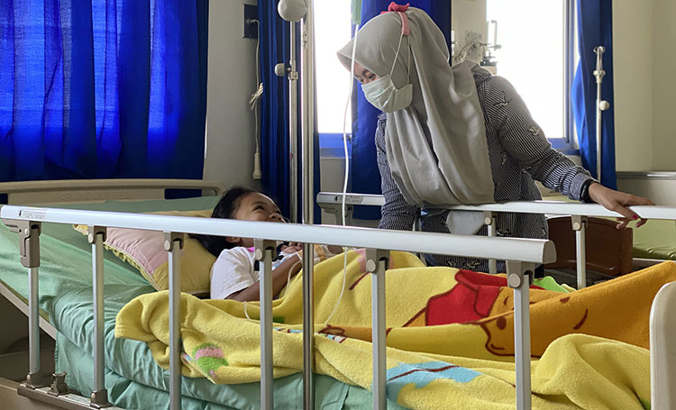 Salah satu pasien Chikungunya saat dirawat. (foto: ist).