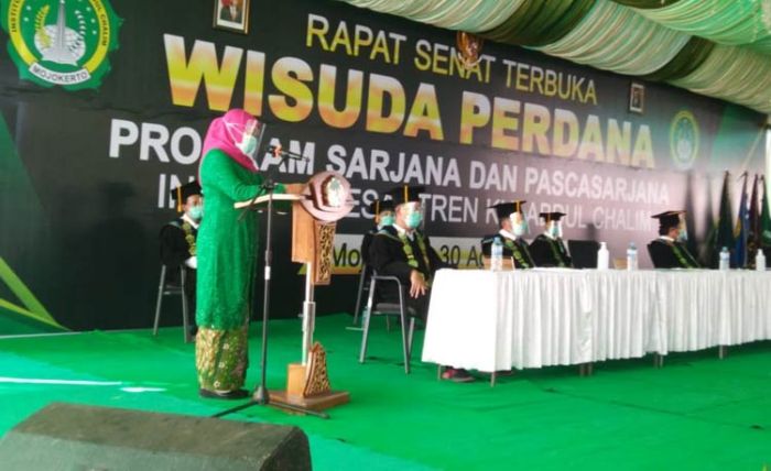 Gubernur Jawa Timur Khofifah Indar Parawansa saat menyampaikan orasi ilmiah  dalam Rapat Terbuka Wisuda Perdana Sarjana dan Pascasarjana Institut Pesantren KH Abdul Chalim (IKHAC) di Pacet Mojokerto Jawa Timur, Ahad (31/8/2020). foto: nanang fachrurozi/ bangsaonline.com