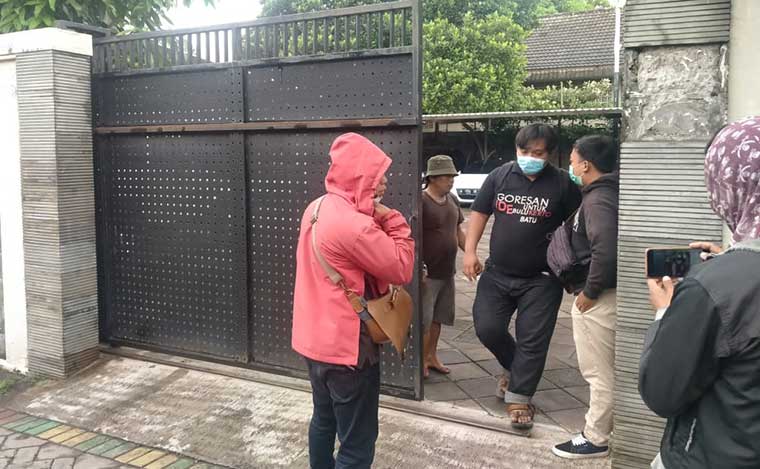 Penyidik KPK sempat mencari Sambari Halim Radianto ke rumahnya di Jalan Awikun Kelurahan Gending Kecamatan Kebomas Kabupaten Gresik. Ternyata kosong. Tampak para wartawan yang nyanggong penyidik KPK di Jalan Awikun Gresik. foto: ist.