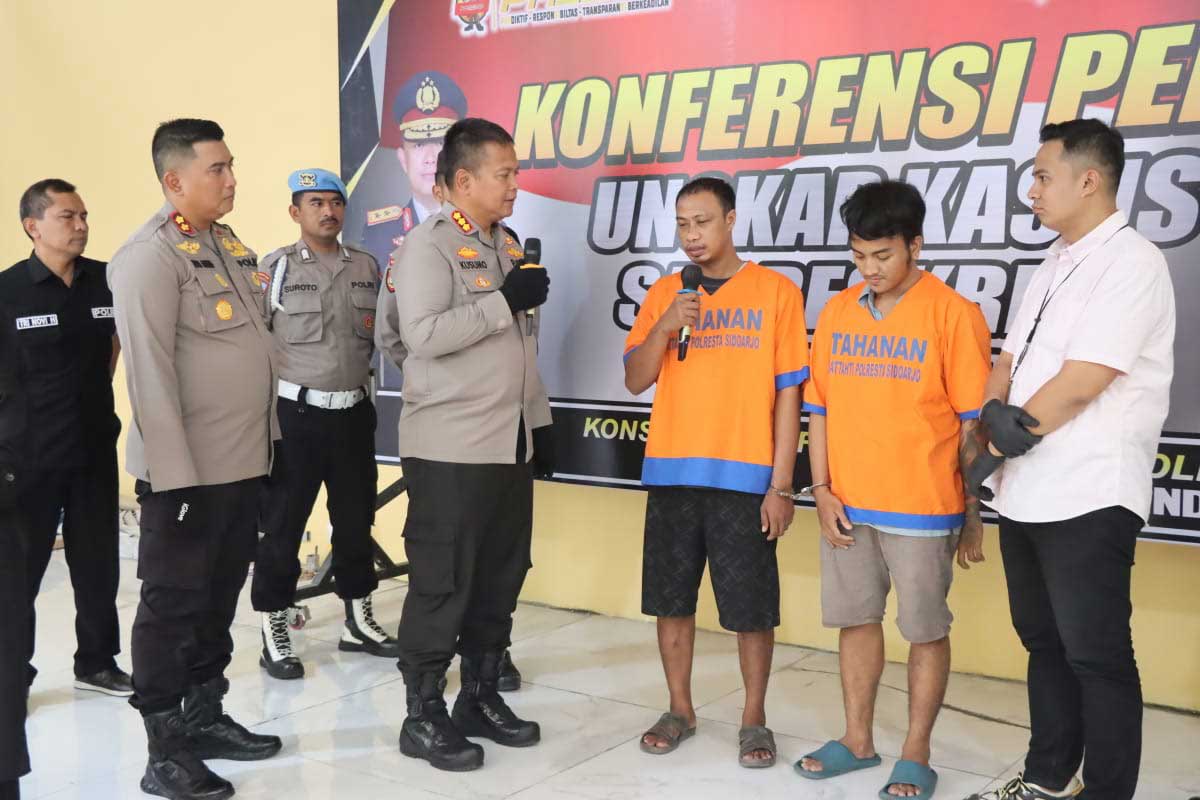 Dua pelaku jambret di Sidoarjo yang tewaskan korbannya saat ditanya oleh Kapolresta Sidoarjo Kombes. Pol. Kusumo Wahyu Bintoro, Selasa (7/11/2023).