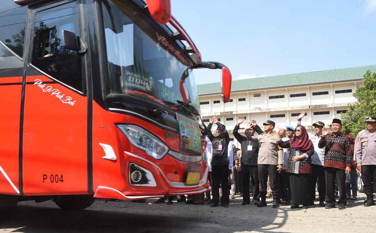 Pj Wali Kota Kediri, Zanariah, saat melepas keberangkatan jamaah calon haji. Foto: Ist