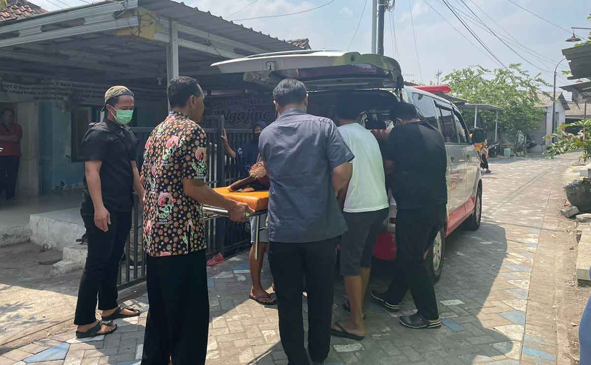 Petugas saat mengevakuasi jenazah seorang kakek yang tewas tenggelam di Bluru Kidul, Sidoarjo.