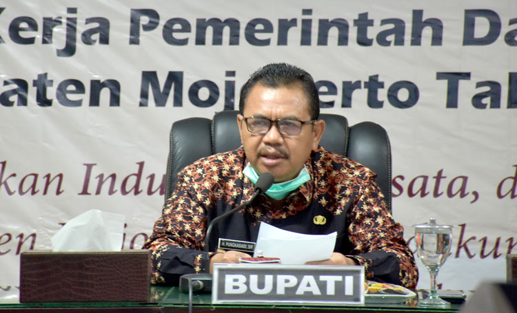 Bupati Pungkasiadi ketika memimpin rapat staf. 