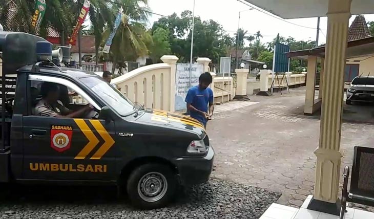 Pelaku saat dibawa ke Mapolsek Umbulsari.