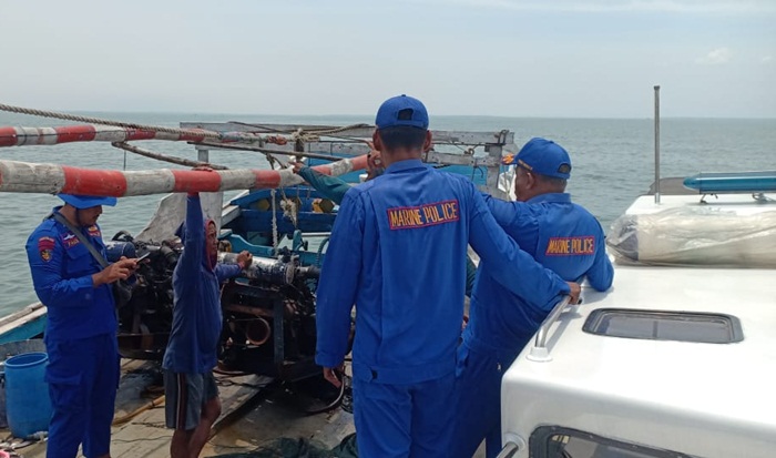 Petugas Polairud Polres Bangkalan saat mengamankan kapal dan ABK.