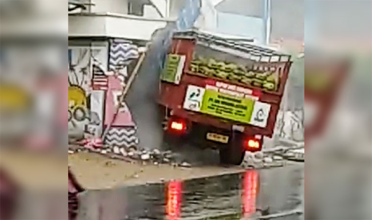 Kondisi truk elpiji dan konter yang ditabrak di jalan raya Kramat, Pamekasan.