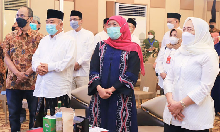 DARI KIRI: Adik Dwi Putranto, Prof. Dr. KH. Asep Saifuddin Chalim, M.A., Gubernur Jatim Khofifah Indar Parawansa, dan Bupati Bojonegoro Ana Muawanah. foto: IST./ BANGSAONLINE.com 