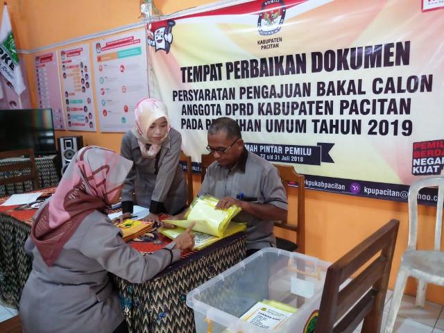 Sekretariat KPU saat melakukan proses penerimaan berkas perbaikan bacaleg.
