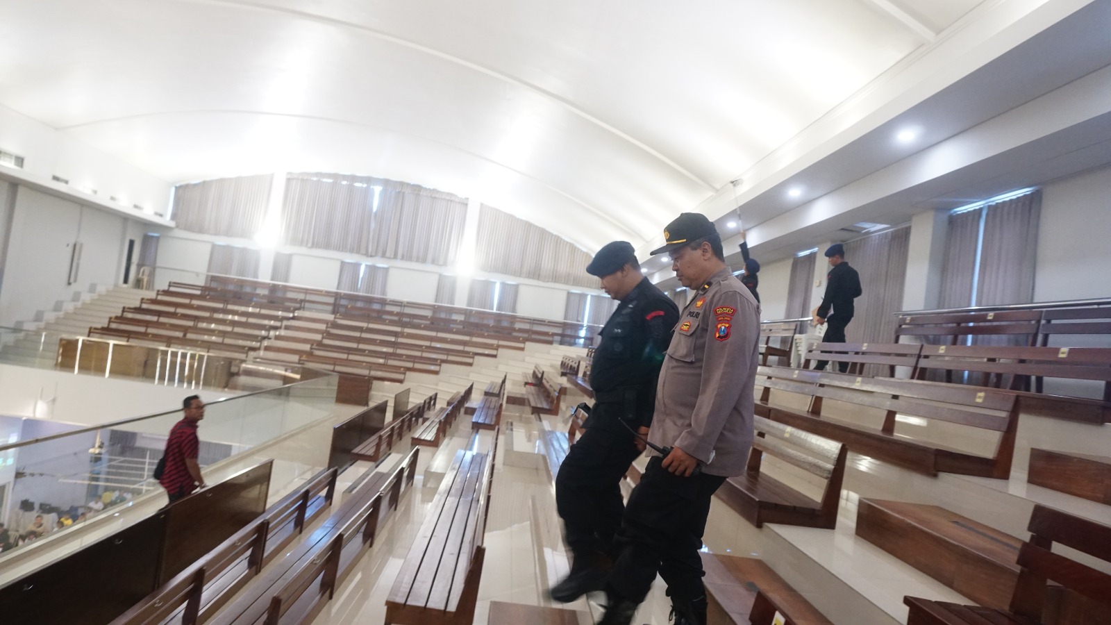 Sterilisasi pengamanan misa malam natal 2023 oleh Polresta Sidoarjo dan Polda Jatim di sejumlah gereja 