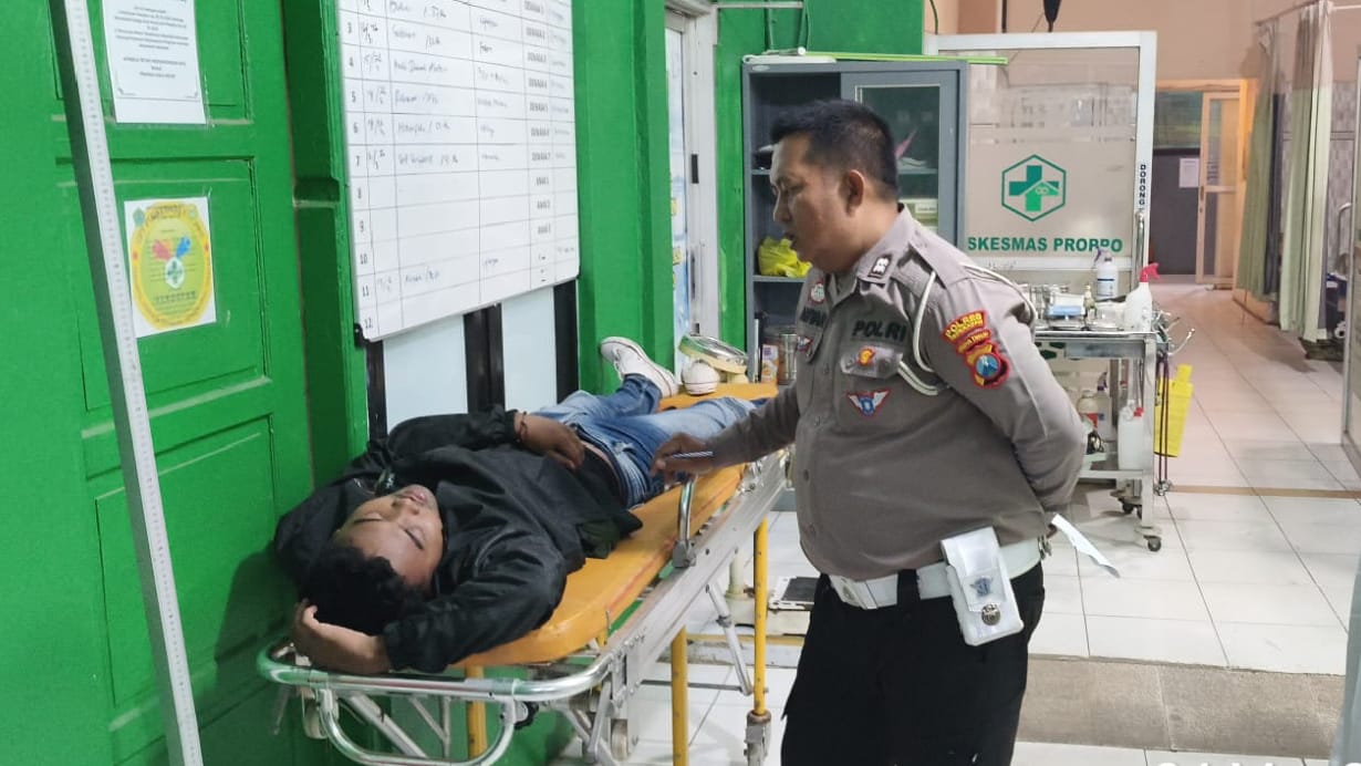 Anggota Satlantas Polres Pamekasan saat mengecek kondisi korban laka di Puskesmas Proppo