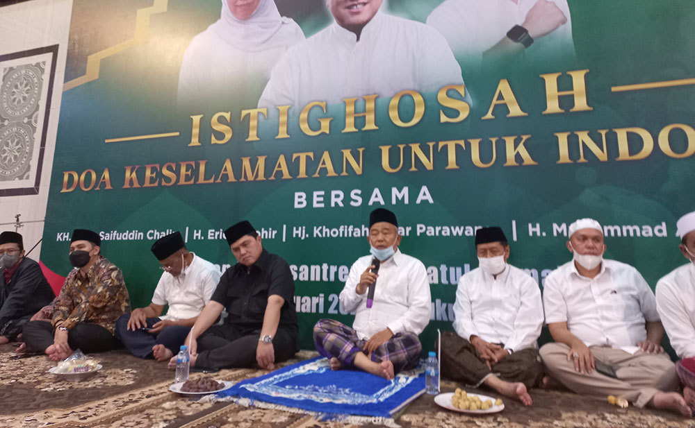 Tampak Kiai Asep (pegang mik) saat memimpin istighosah dan doa bersama. Acara itu dihadiri sejumlah tokoh nasional, antara lain Menteri BUMN Erick Thohir dan Dahlan Iskan. foto: Rochmat Saiful Aris/ BANGSAONLINE