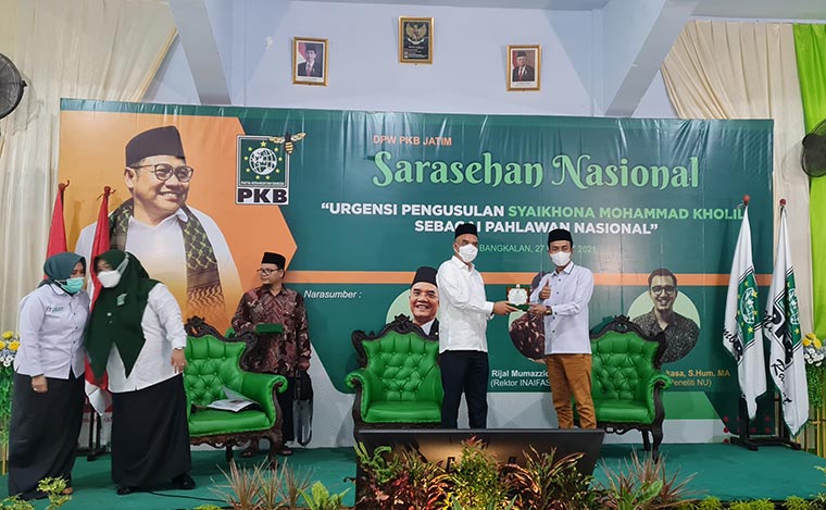 Marwan Dasopang, Anggota Komisi VIII saat menerima cinderamata dari Fauzan Fuadi, Pengurus DPW PKB Jawa Timur. foto: fauzi/ bangsaonline
