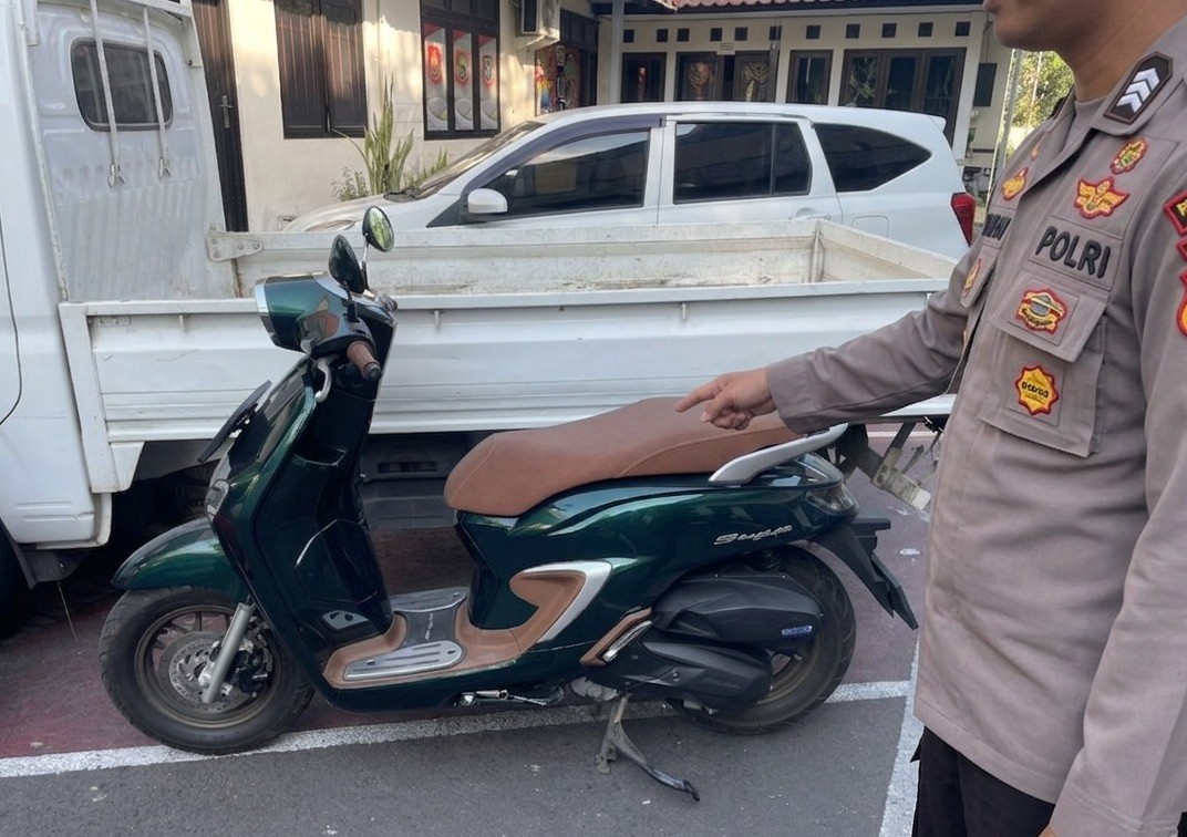 Barang bukti sepeda motor hasil curian yang diamankan polisi
