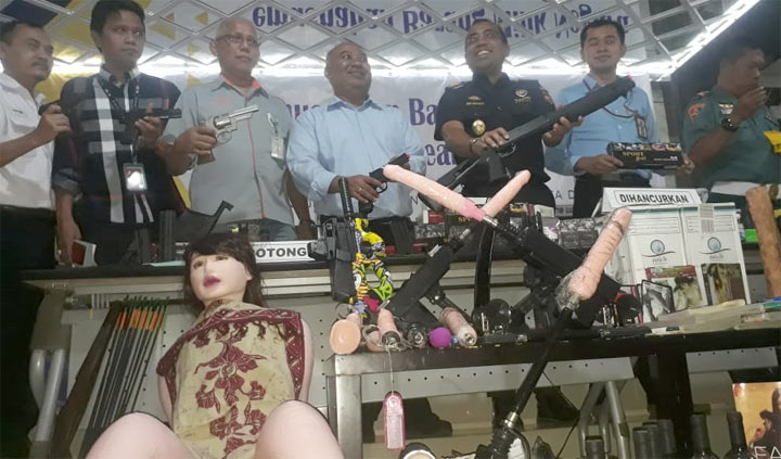 Petugas Bea Cukai Juanda memamerkan barang-barang tegahan sebelum dimusnahkan.