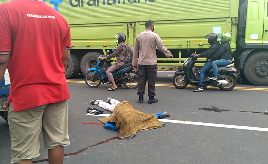Petugas mengatur arus lalu lintas pasca kecelakaan di Jalan Raya Pandaan-Gempol.
