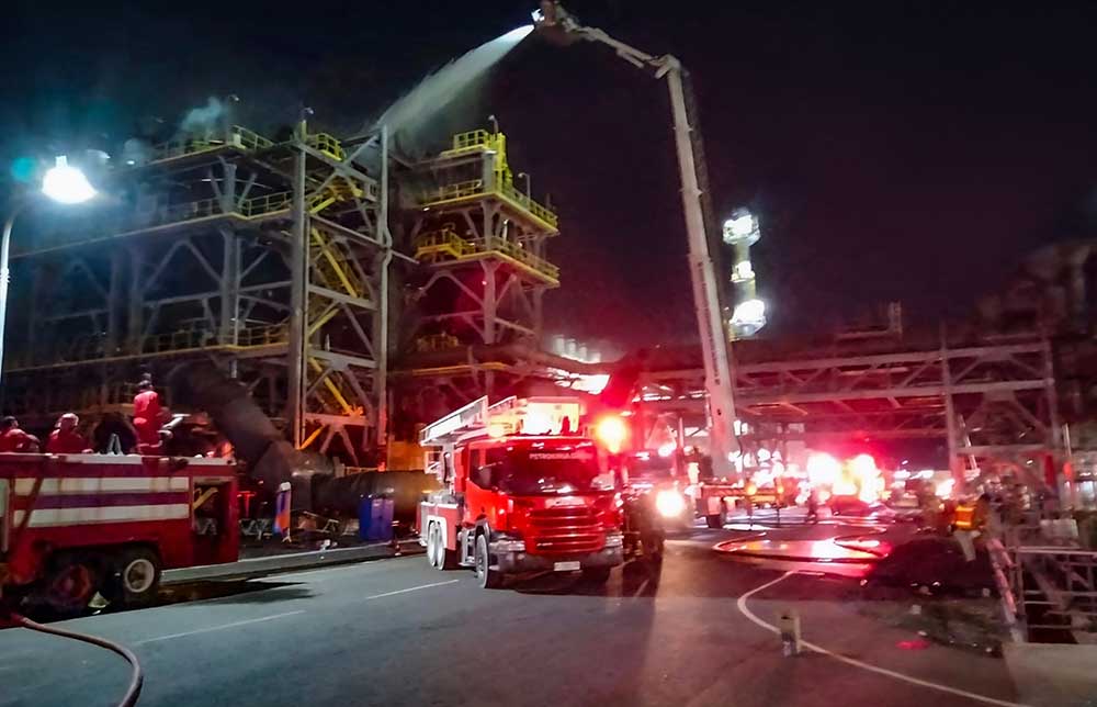 Tim Damkar Petrokimia Gresik saat membantu memadamkan kebakaran di Smelter PTFI menggunakan mobil Bronto Skylift. Foto: Ist.