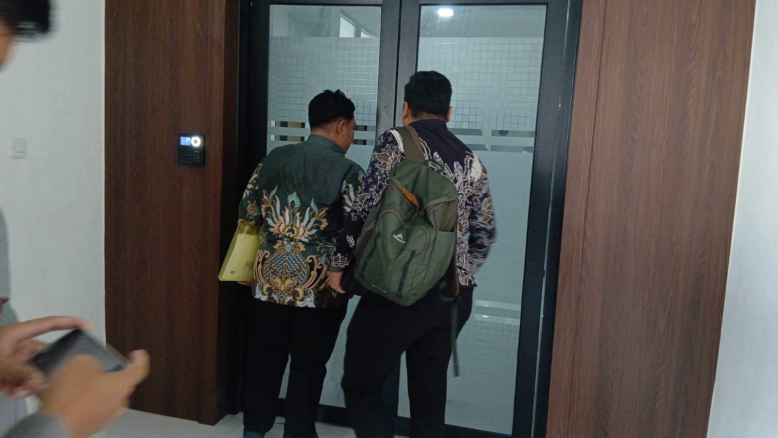 Koordinator Wilayah (Korwil) Badan Gizi Nasional (BGN) Pamekasan masuk ke ruang pemeriksaan Polres Pamekasan