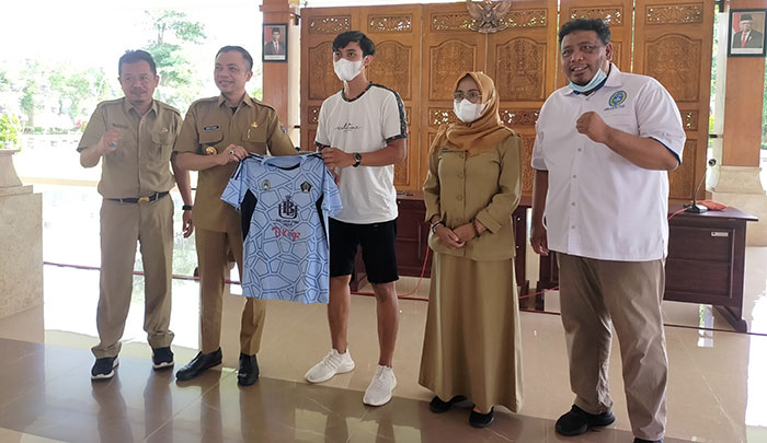 Wakil Bupati Blitar, Rahmat Santoso, saat melepas Tim sepakbola Kabupaten Blitar ke kualifikasi Porprov Jatim 2022.