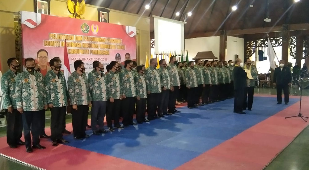 Pelantikan pengurus KONI Pamekasan periode 2021-2025 di Mandhapa Agung Ronggosukowati.
