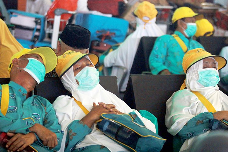 ILUSTRASI: Calon Jamaah Umroh tertidur saat menunggu kepastian berangkat ke Tanah Suci Mekah di Terminal 3 Bandara Soekarno Hatta, Tangerang, Banten, Kamis (27/2/2020). Foto: Antara/ Muhammad Iqbal