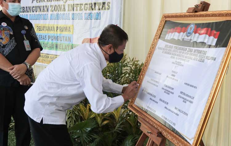 Kepala BNN Kota Kediri, AKBP Bunawar saat mendapat giliran menandatangani pakta integritas. (foto: ist.)