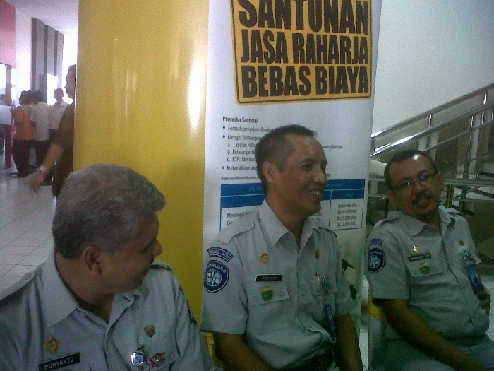 Kepala Jasa Raharja Wilayah  Jatim, Armanda (tengah). Foto : nisa/bangsaonline