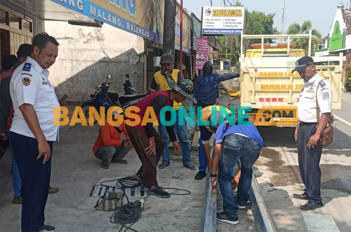 Pemasangan traffic light yang dilakukan Dishub Kabupaten Madiun. Foto: HENDRO SUHARTONO/BANGSAONLINE