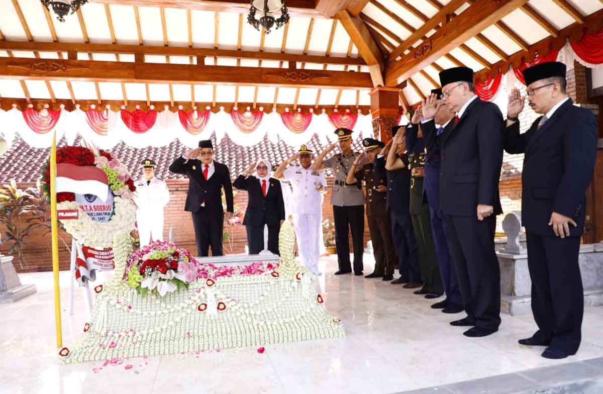Pj Gubernur Jatim dan jajarannya saat memimpin ziarah ke Makam Gubernur Soerjo di Magetan.