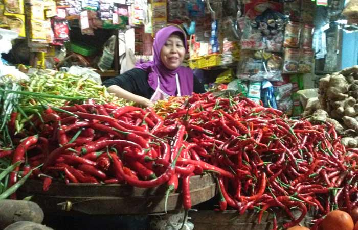 Tutik, salah satu pedagang cabai di Pasar Baru Tuban.