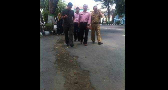 Anggota Komisi C bersama tim eksekutif saat meninjau bekas galian kabel yang tidak dikembalikan seperti semula. foto: Arif Kurniawan/BangsaOnline.com