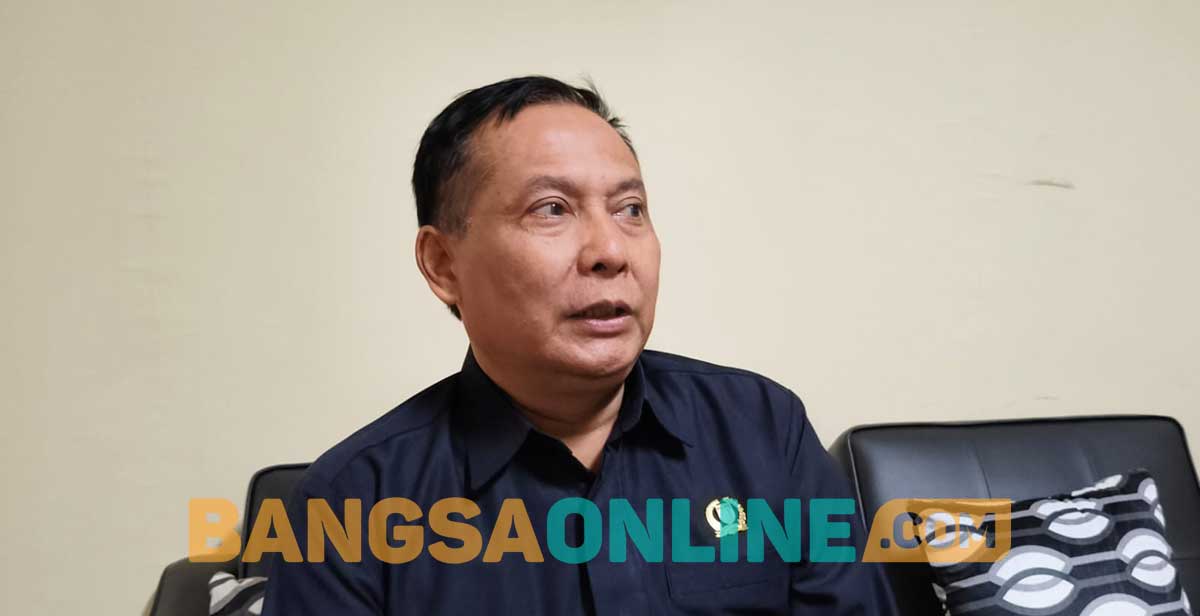 Ketua DPRD Kabupaten Kediri, Murdi Hantoro, saat memberi keterangan kepada wartawan. Foto: MUJI HARJITA/BANGSAONLINE