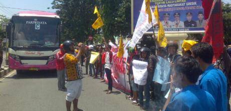 Gabungan ormas di Gresik saat demo di depan kantor Pemkab Gresik. (syuhud/BANGSAONLINE)