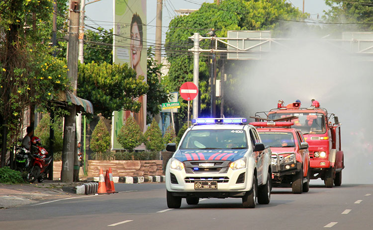 Mobil Damkar saat menyemprotkan disinfektan di jalan-jalan protokol Kota Kediri.