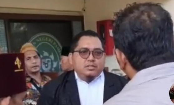 Kuasa hukum PT Anisa Berkah Wisata saat bersitegang di PN dengan keluarga pelapor dan korban