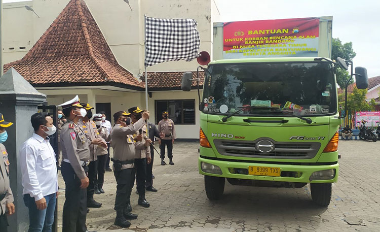 Pelepasan pendistribusian bantuan korban bencana alam NTT di Gedung Bhayangkara Banyuwangi. (foto: ist)