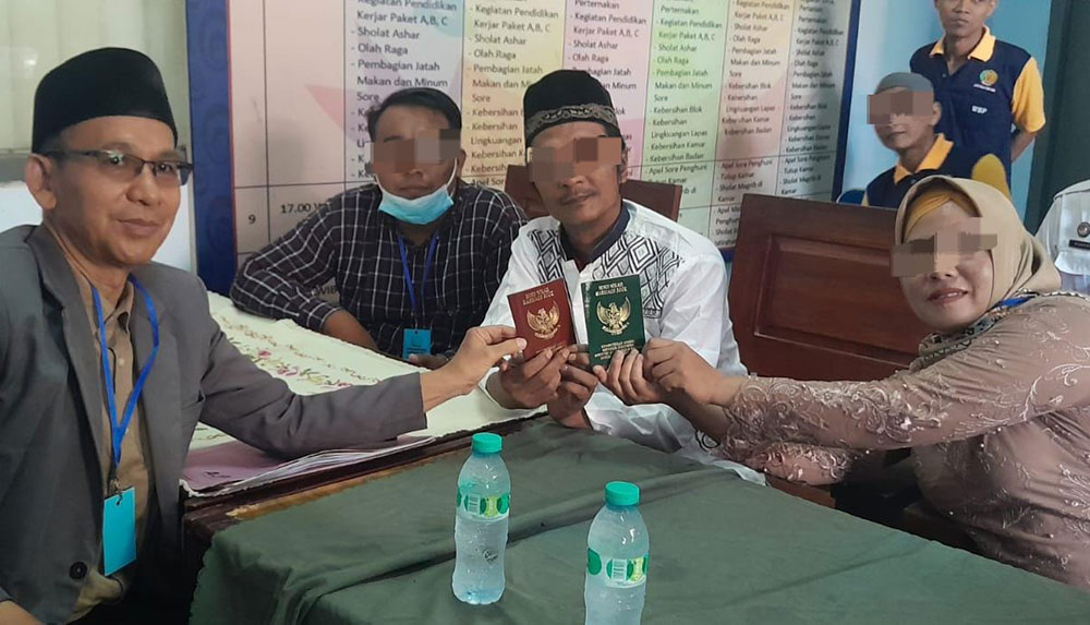 SH, Warga Binaan Lapas I Surabaya Kanwil Kemenkumham Jatim bersama istrinya menunjukkan buku nikah usai prosesi ijab dan qobul.