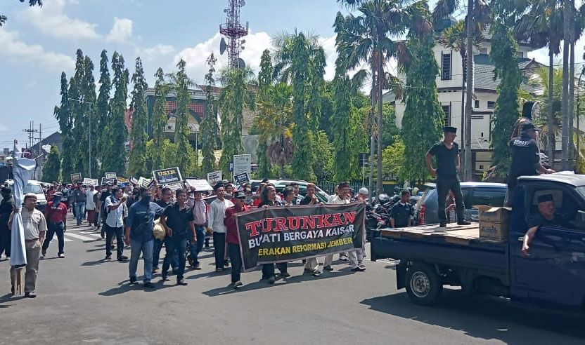Ratusan Warga Kembali Demo Tuntut Faida Mundur dari Bupati Jember