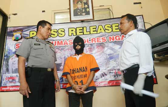 Tersangka saat diamankan di Mapolres Ngawi. foto: zainal abidin/BANGSAONLINE