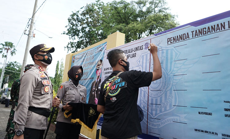 Agar tidak mengulangi perbuatannya, pembalap liar disuruh menulis pernyataan sebagai bentuk efek jera. (foto: ist)