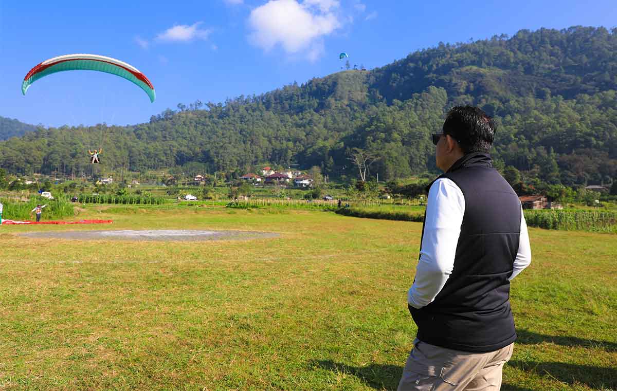 Pj Gubernur Jatim saat menyaksikan paralayang di Gunung Banyak, Kota Batu.