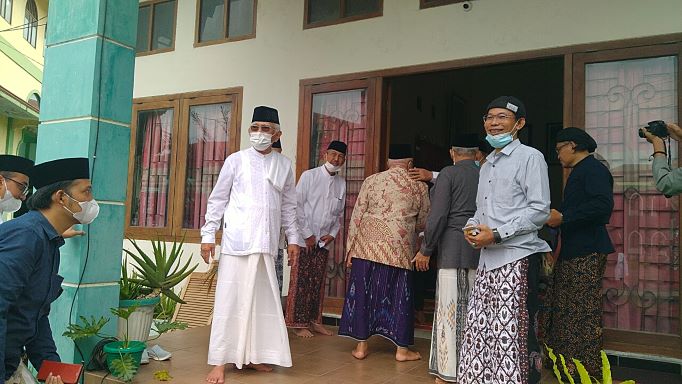 KH A Mustofa Bisri (Gus Mus) saat menunggu para kiai di teras di Pondok Pesantren Asshodiqiyah Gayamsari Semarang, Ahad (5/12/2021). foto: mma/ bangsaonline.com