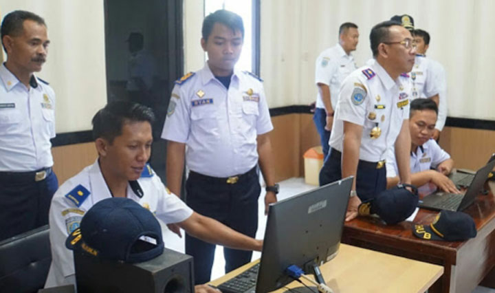 Kadishub Kota Mojokerto Gaguk Tri Prasetyo sedang meninjau ruangan fasilitas Simanis Kerto.
