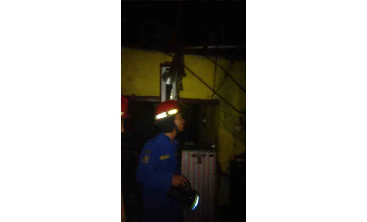 Petugas saat memadamkan api yang menghanguskan rumah di Dusun Pesantren, Desa Jambangan, Kecamatan Candi, Sidoarjo.