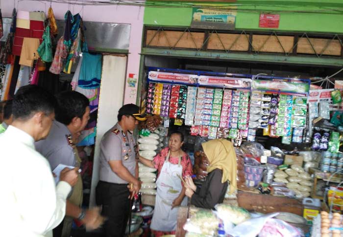Kapolresta Kediri AKBP Anthon Haryadi saat sidak harga di Pasar Bandar Kota Kediri.