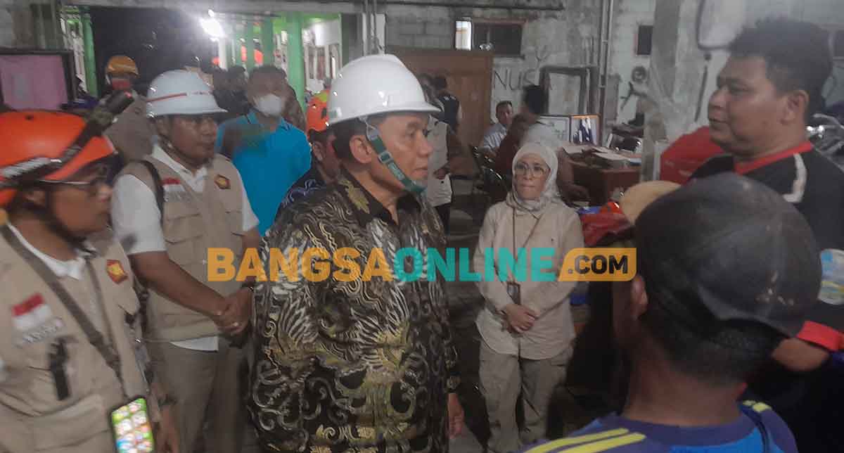 Bambang Haryo Soekartono atau yang akrab disapa BHS ketika meninjau dapur umum di Ponpes Al Khoziny. Foto: MUSTAIN/BANGSAONLINE